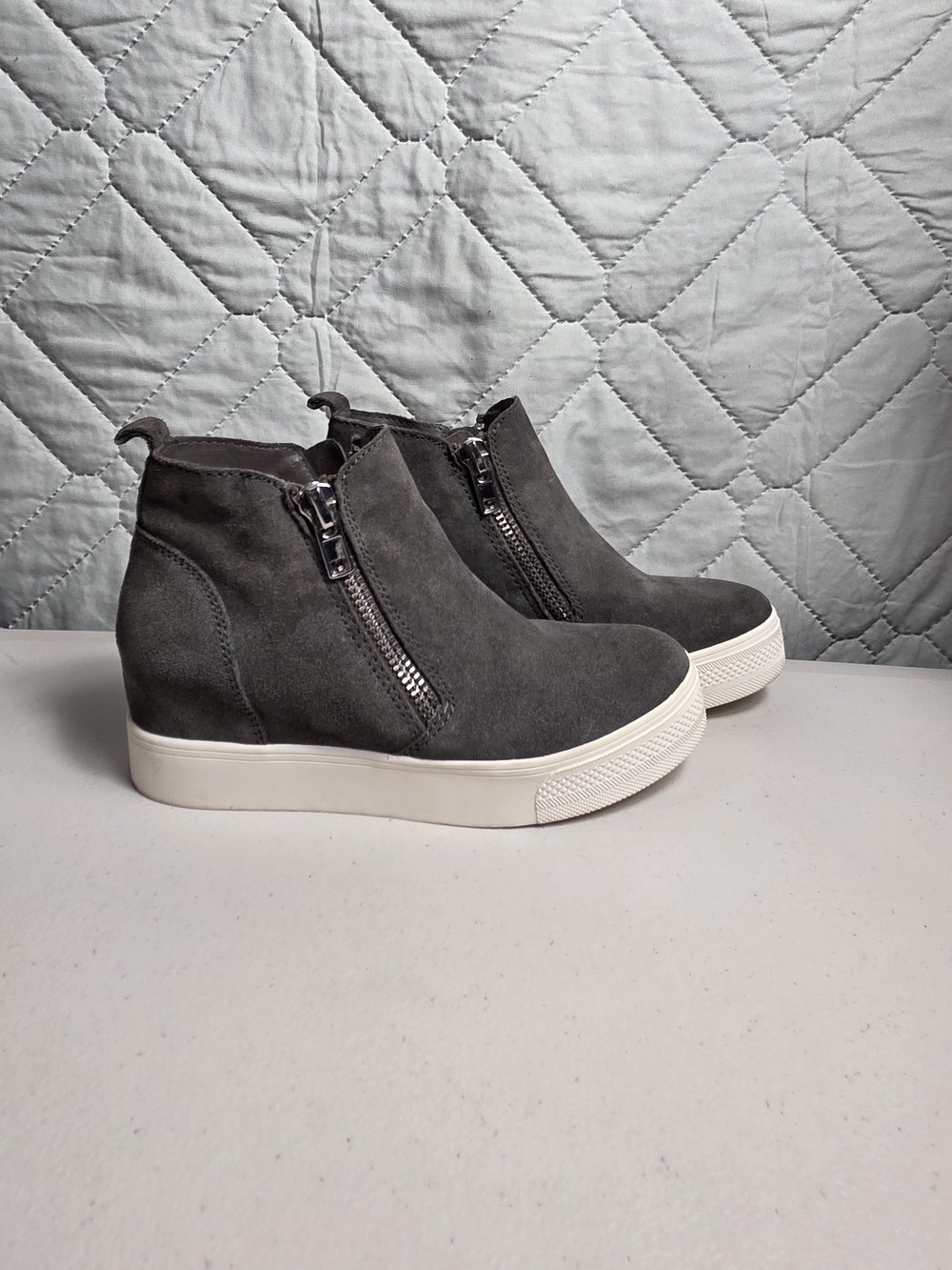 STEVE MADDEN Womens Sz  6.5 Gray Suede Side Zip Wedgie Shoes Sneakers